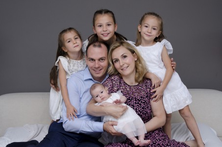 obitelj pozira za obiteljsku fotografiju