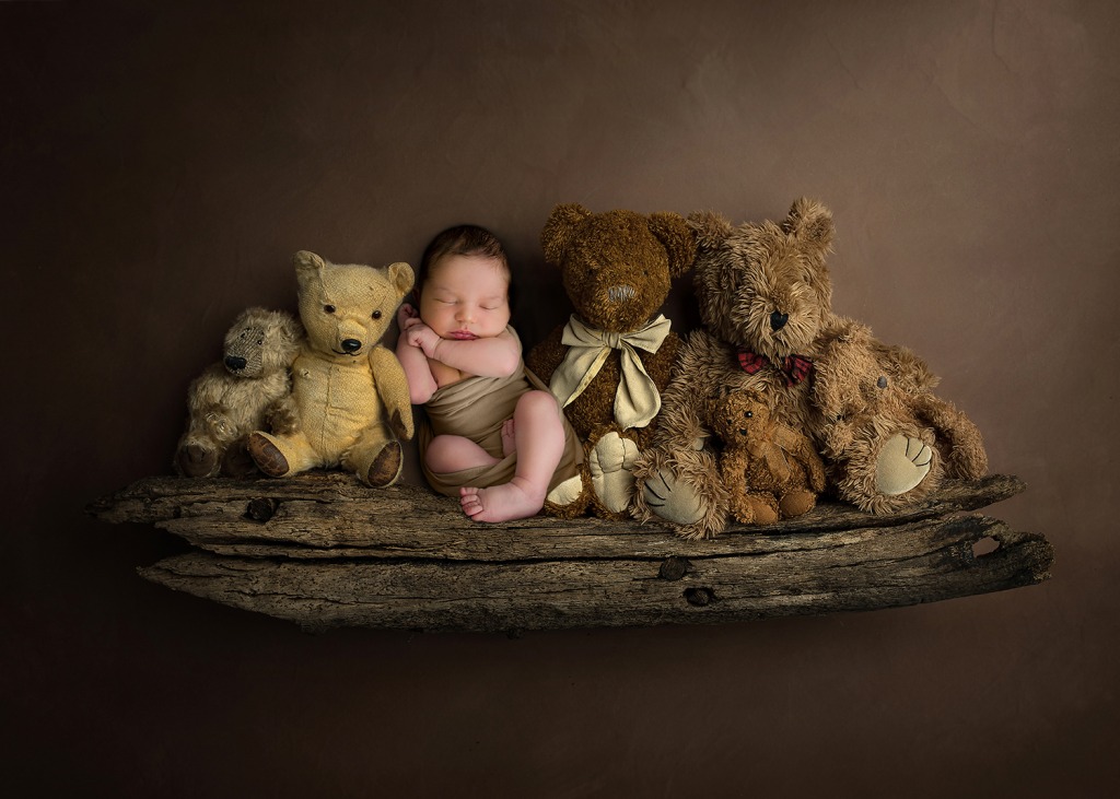 beba s plišanim medvjedima